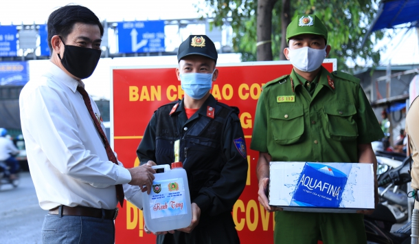 Ban Lãnh Đạo Tập Đoàn Hoàng Gia Việt Nam tặng quà cho 08 chốt kiểm dịch Covid-19 tại tỉnh Đồng Nai